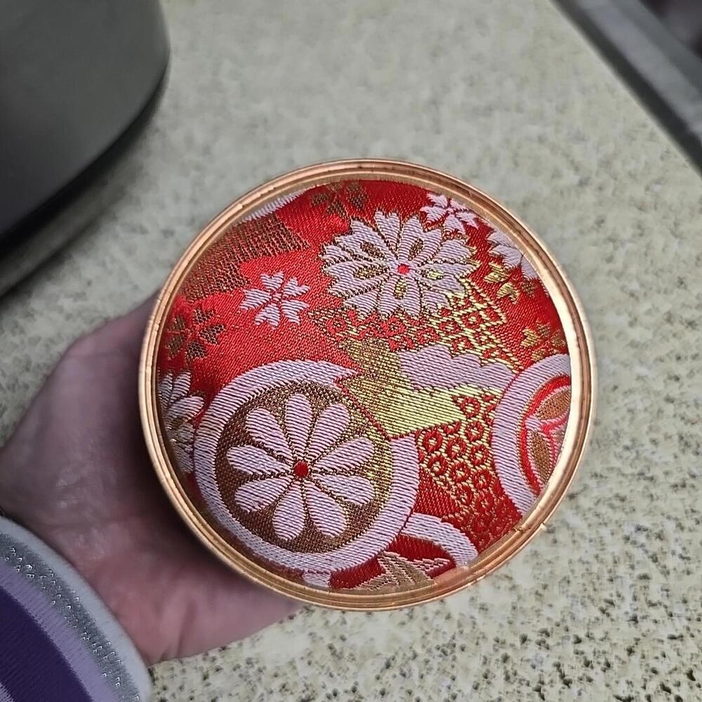 Japanese Kimono Fabric Trinket Box Vtg Round Padded Lid Komono Ire Red 4"×2" - Picture 2 of 15